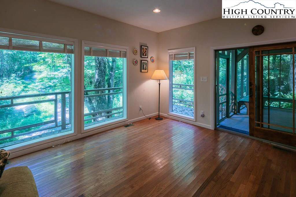 Image number 21 for the current listing