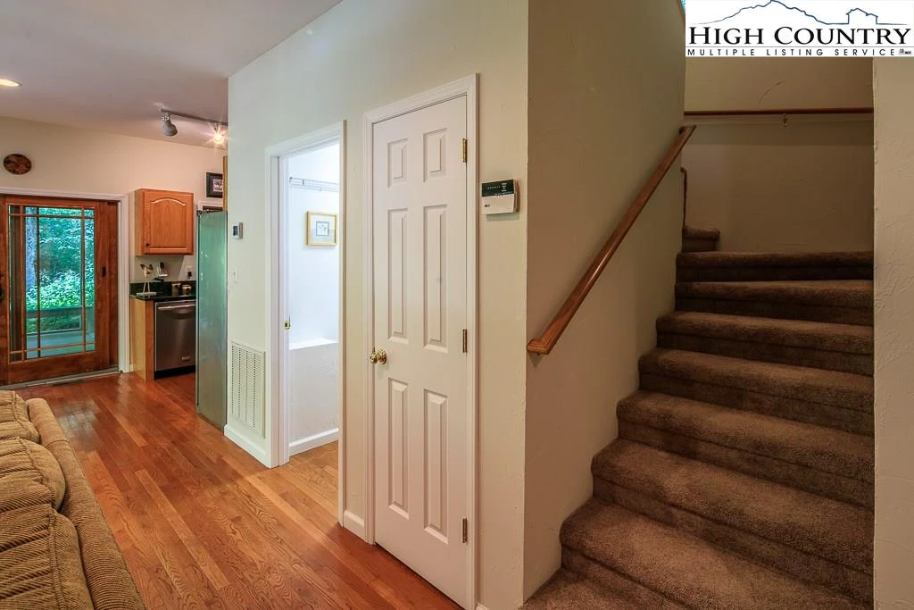 Image number 11 for the current listing