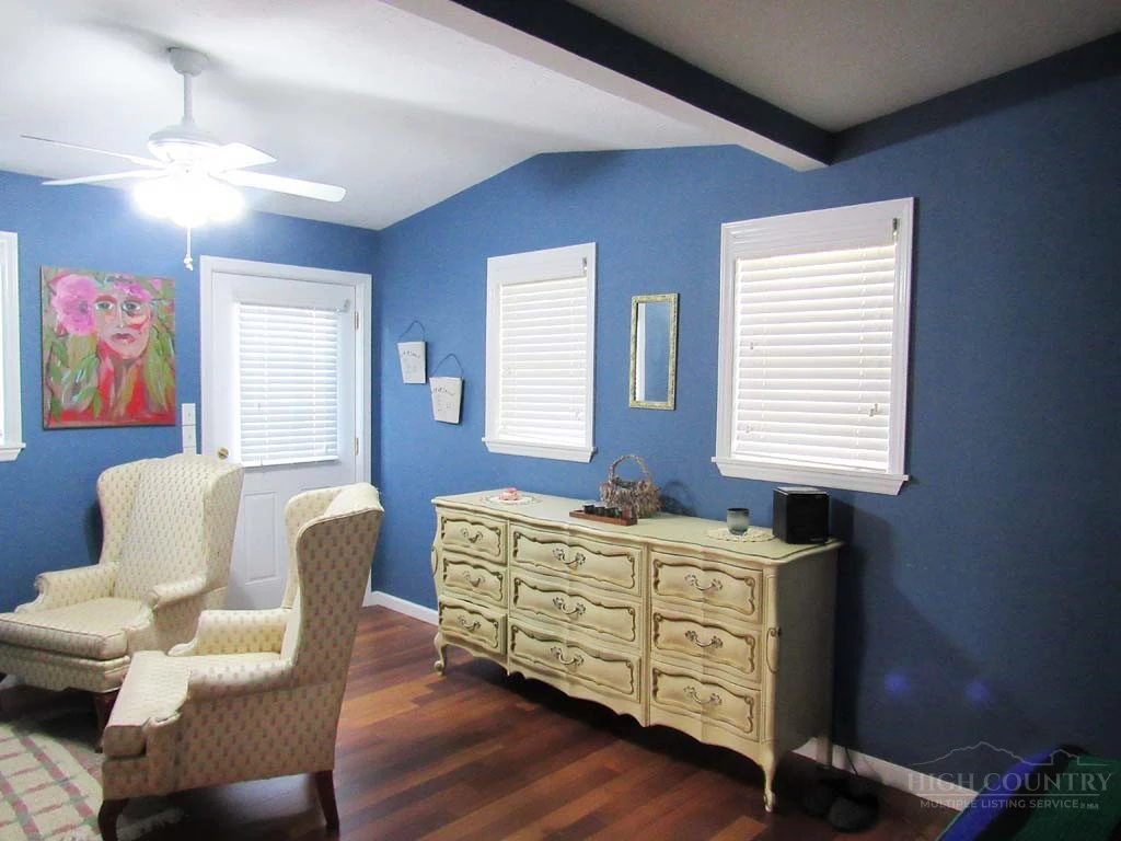 Image number 3 for the current listing