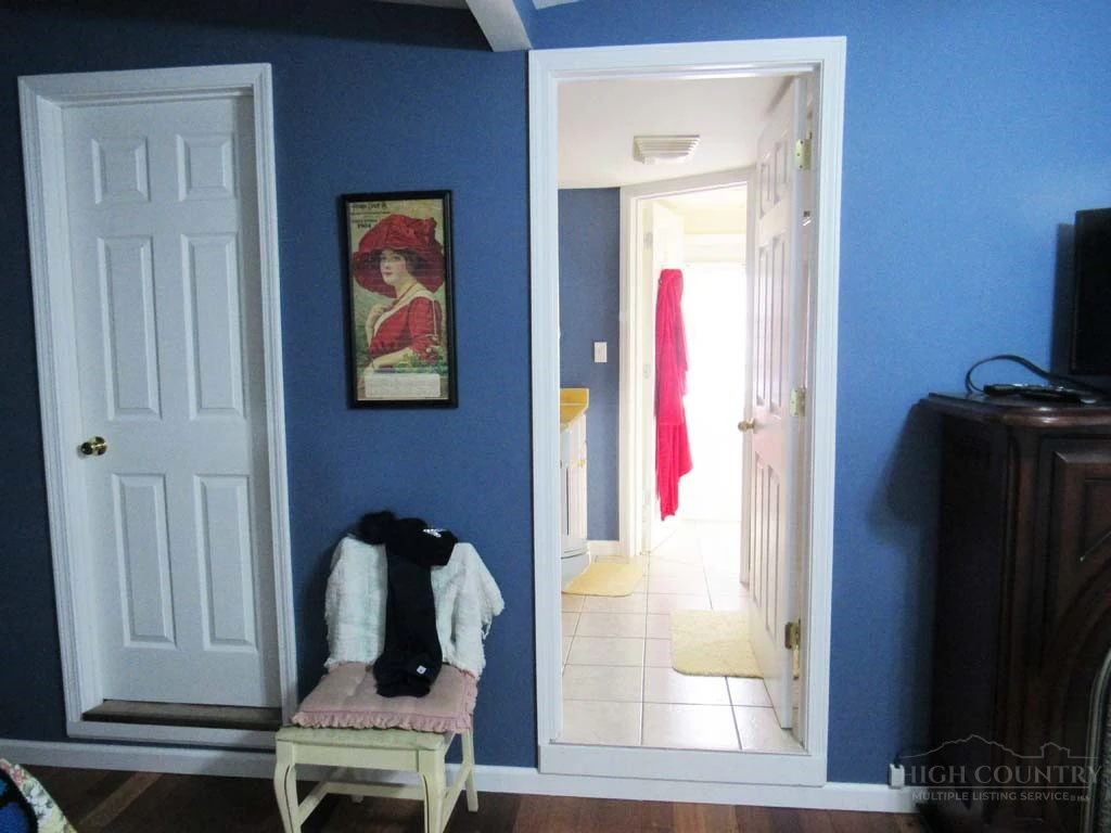 Image number 4 for the current listing