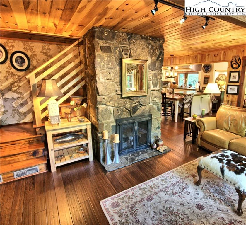 Image number 4 for the current listing