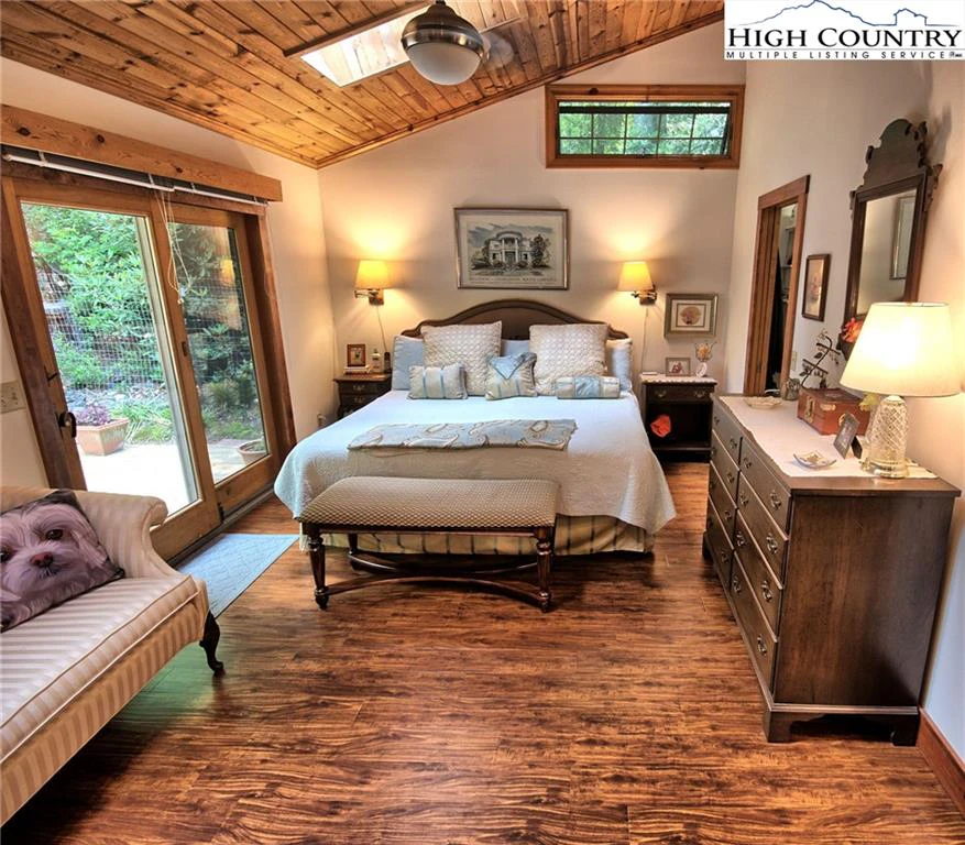 Image number 2 for the current listing