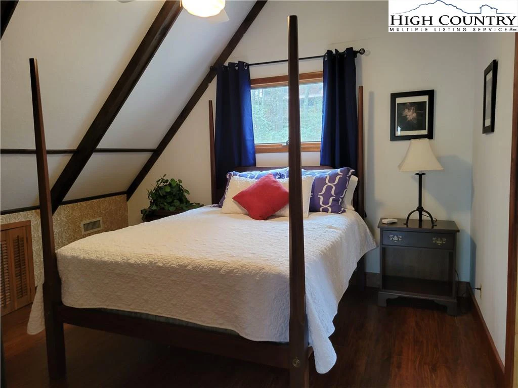 Image number 19 for the current listing