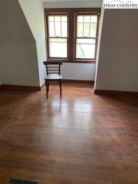 Image number 4 for the current listing