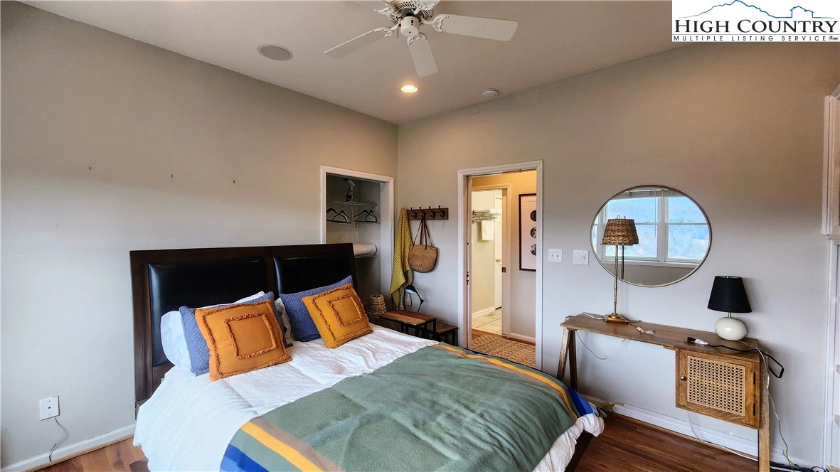 Image number 9 for the current listing