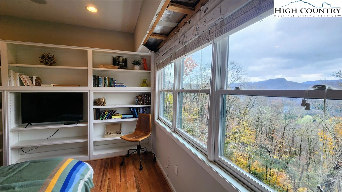 Image number 11 for the current listing
