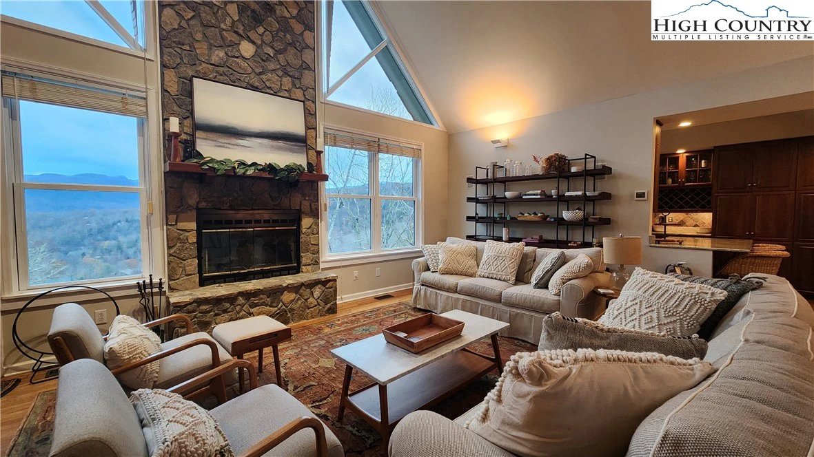 Image number 1 for the current listing