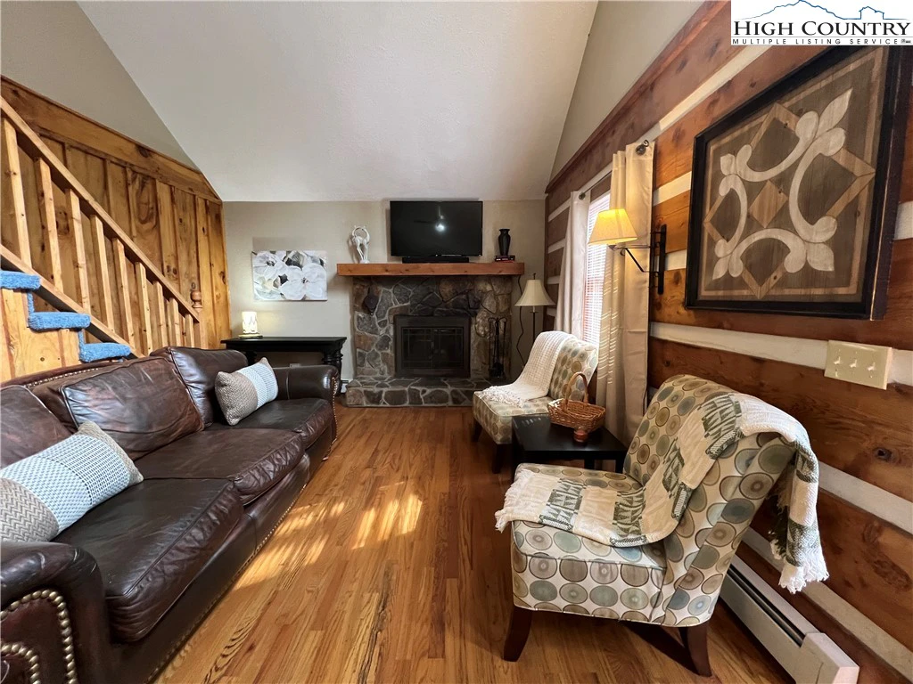 Image number 16 for the current listing