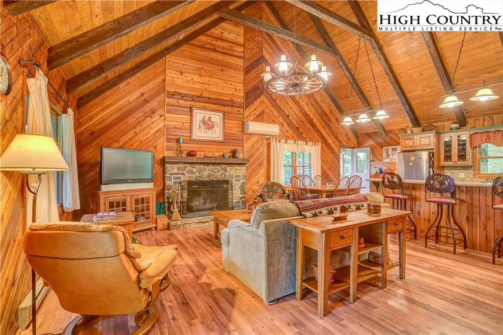 Image number 15 for the current listing