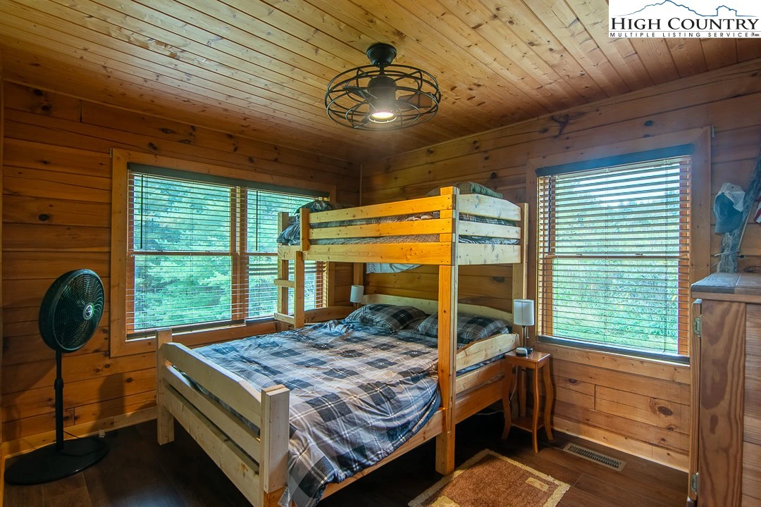 Image number 3 for the current listing