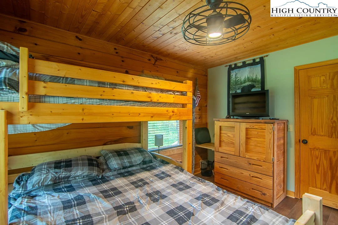 Image number 4 for the current listing