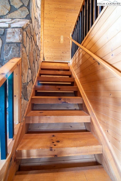 Image number 8 for the current listing