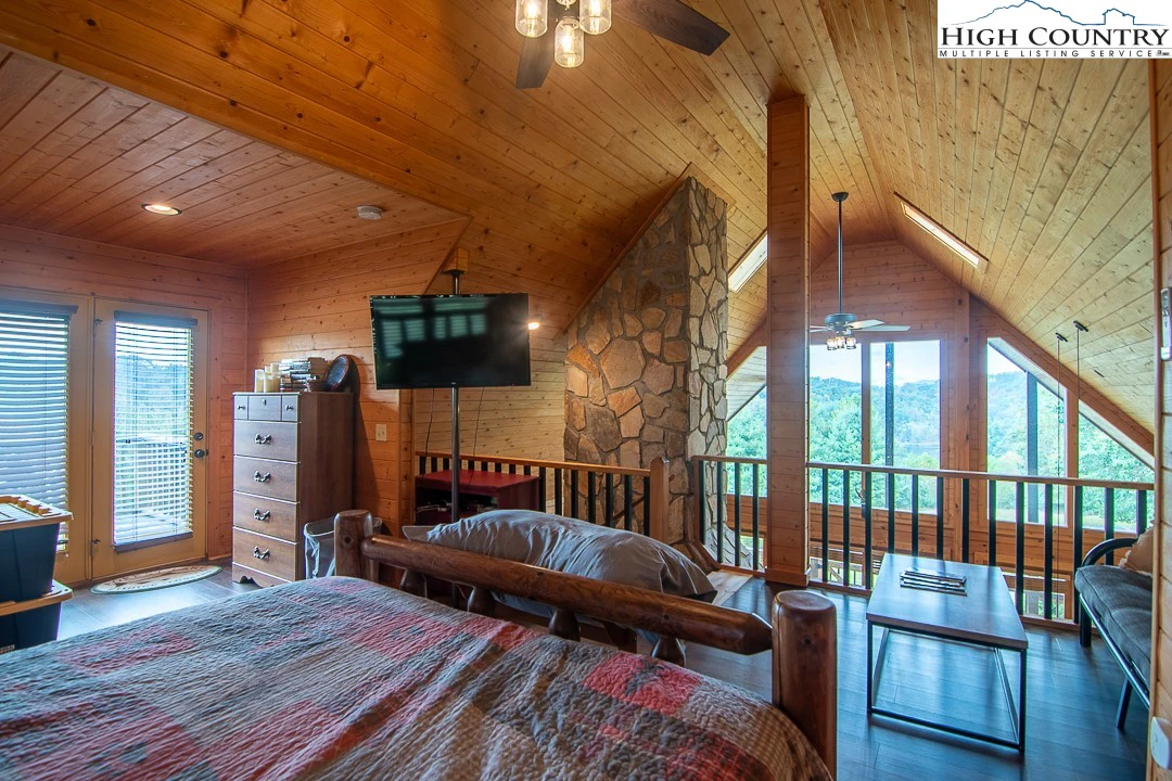 Image number 13 for the current listing