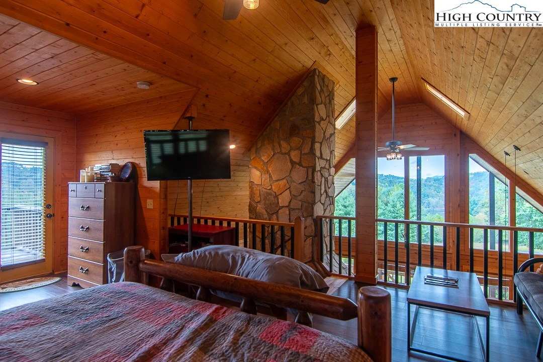 Image number 2 for the current listing