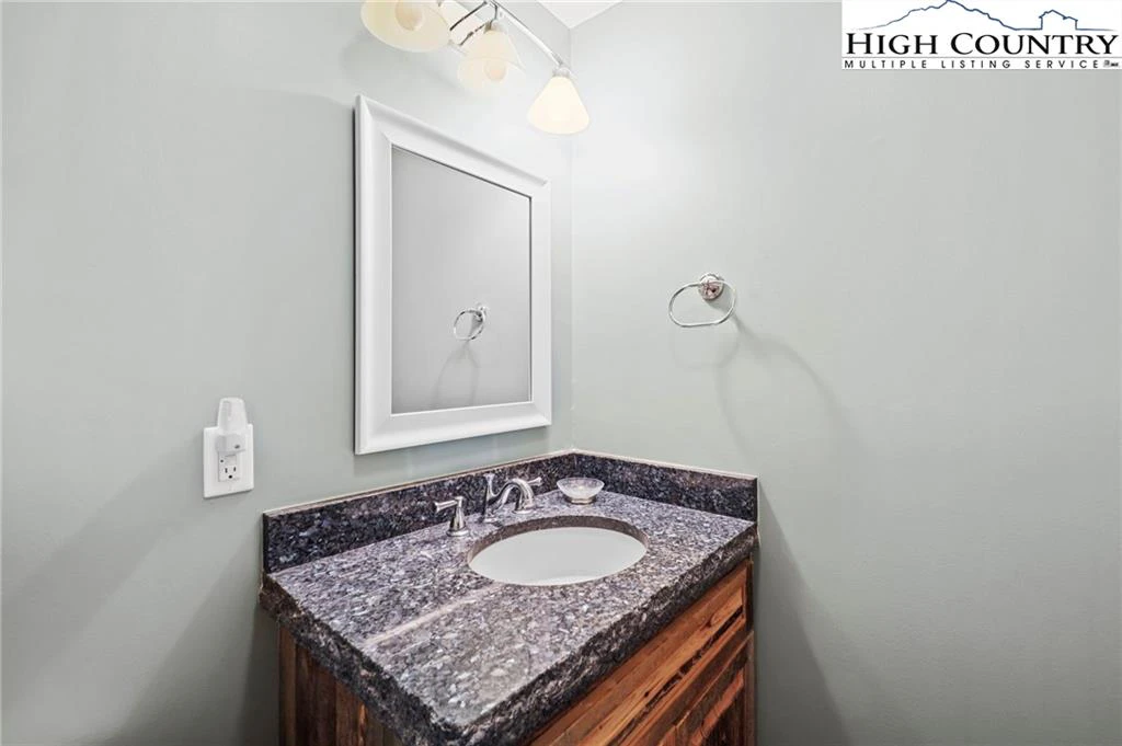 Image number 5 for the current listing