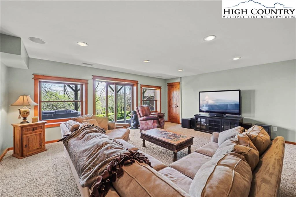 Image number 15 for the current listing