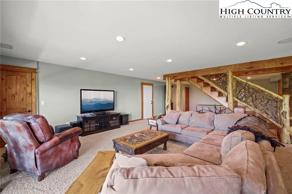 Image number 16 for the current listing