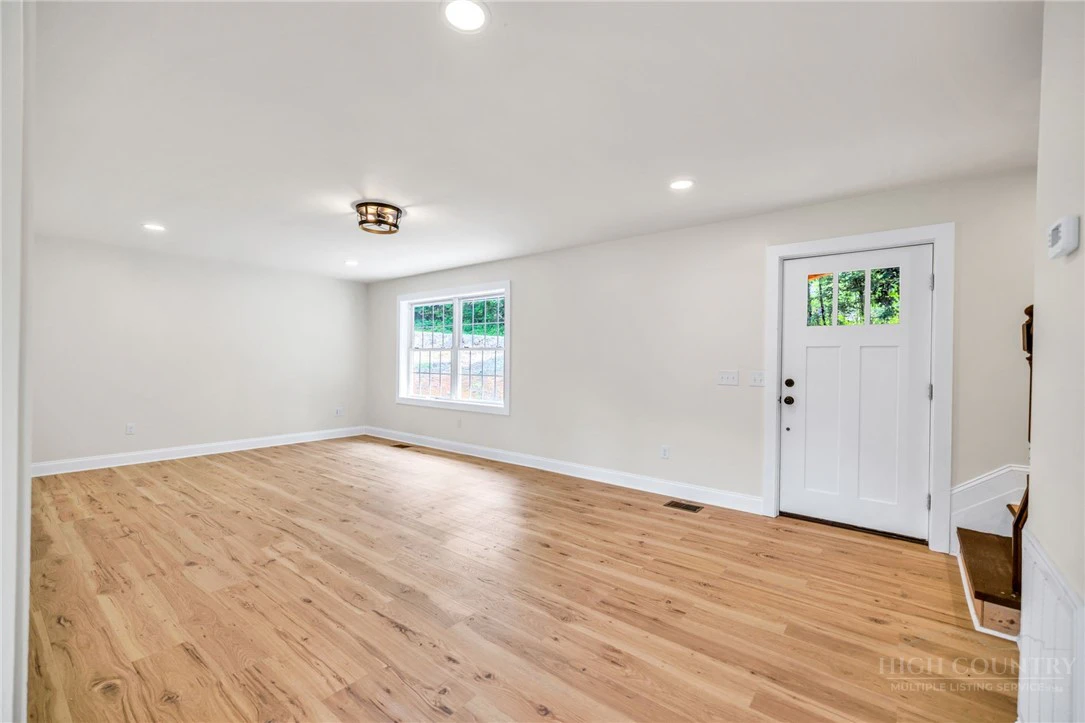 Image number 13 for the current listing