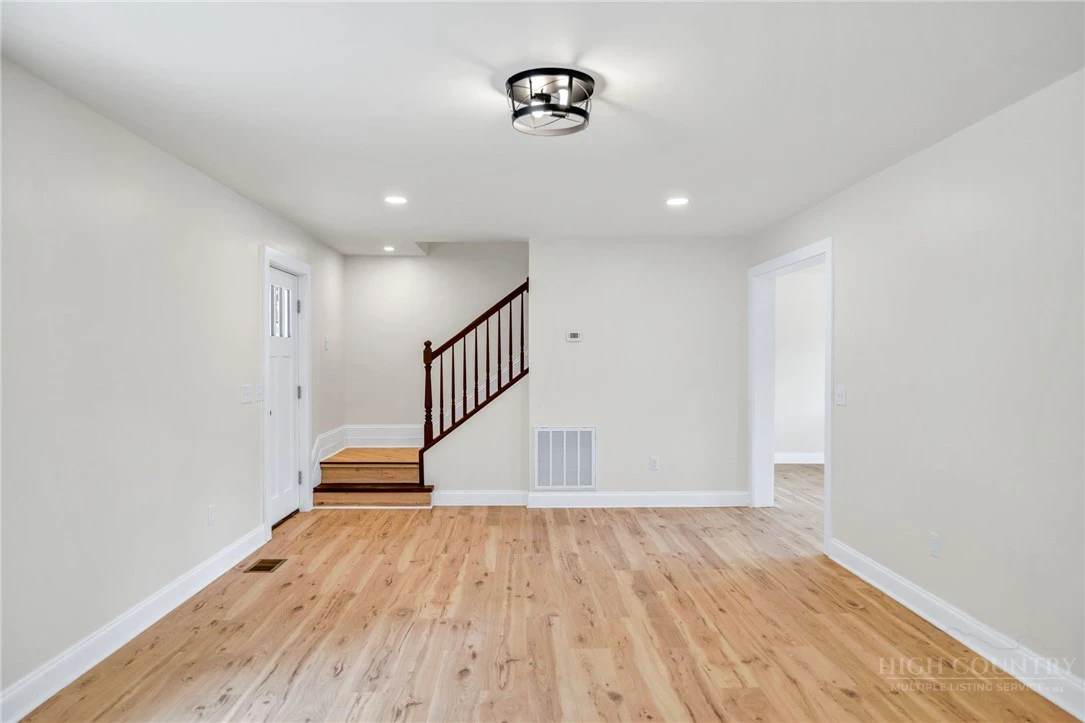 Image number 14 for the current listing