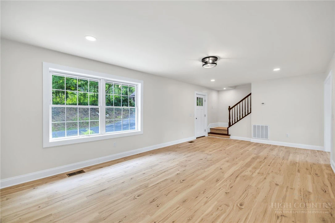 Image number 15 for the current listing