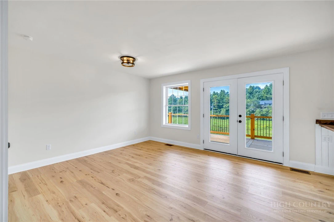 Image number 17 for the current listing