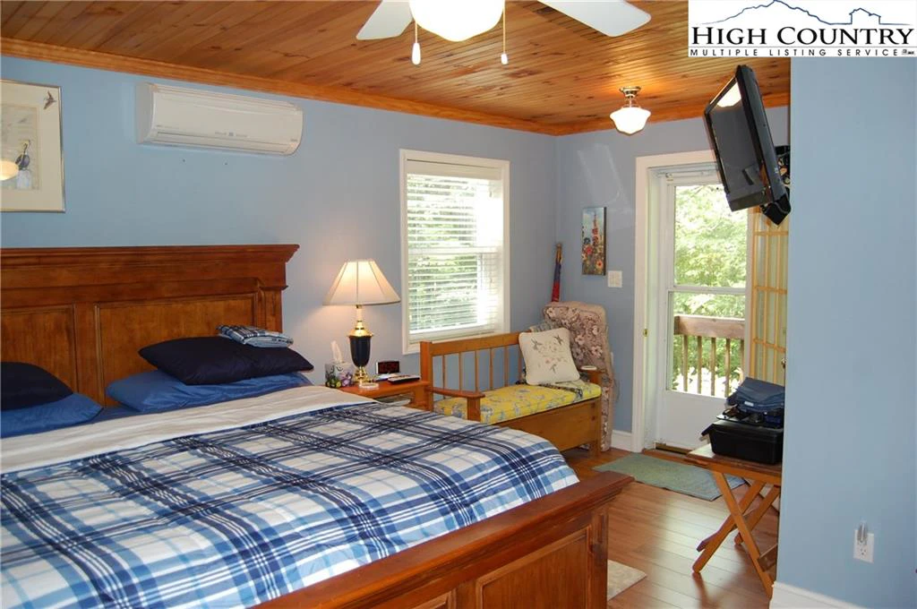 Image number 9 for the current listing