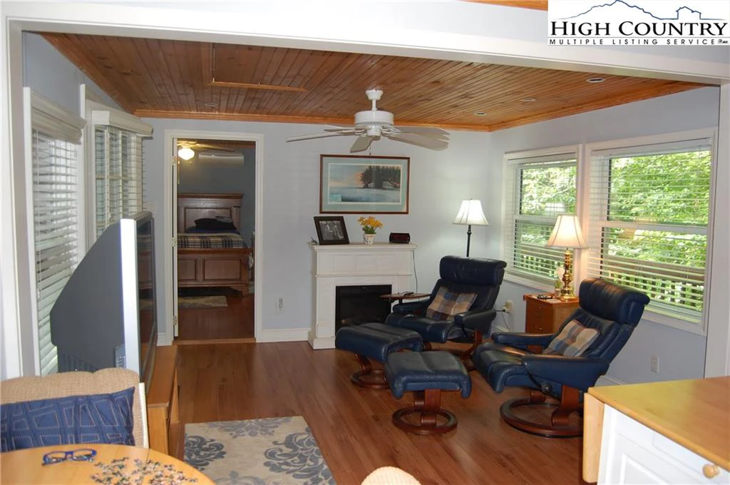 Image number 14 for the current listing