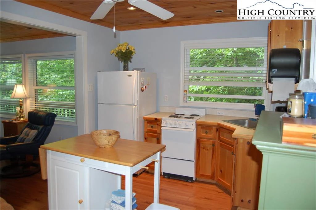 Image number 13 for the current listing