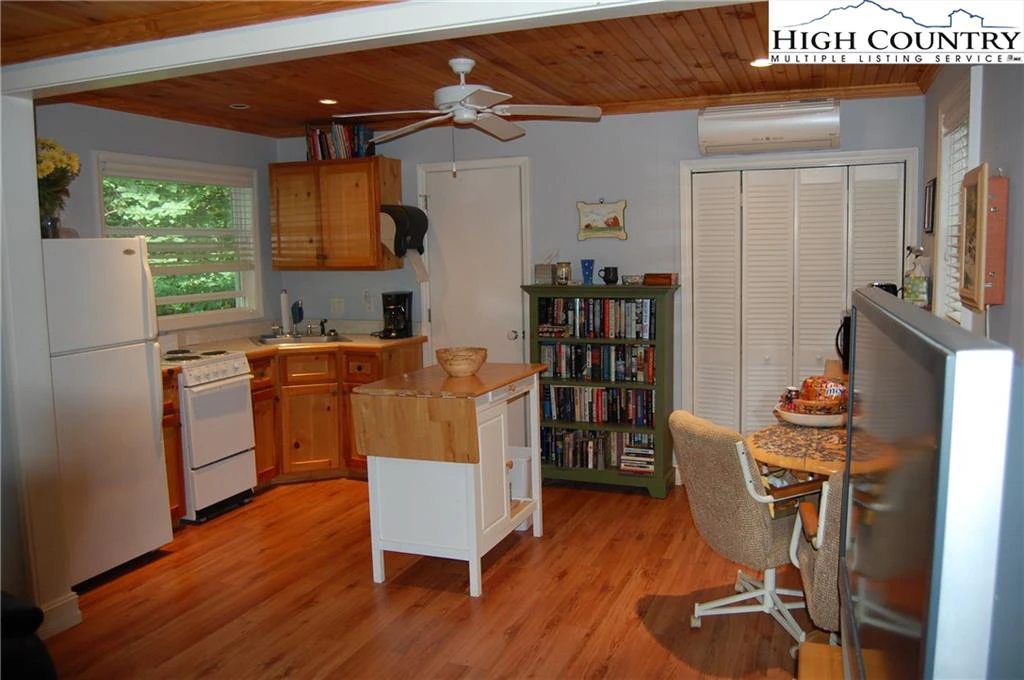 Image number 12 for the current listing