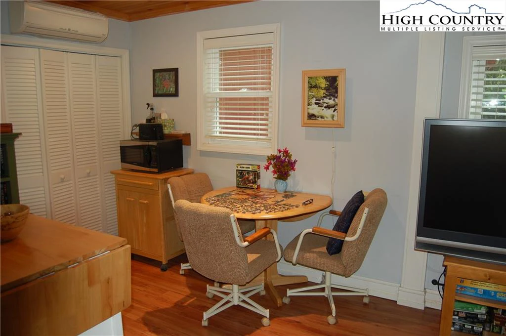 Image number 11 for the current listing