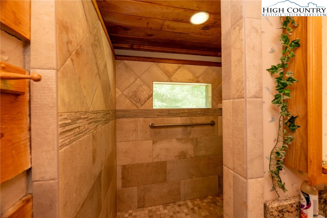 Image number 4 for the current listing
