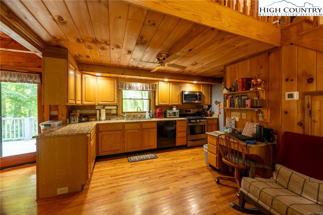 Image number 13 for the current listing