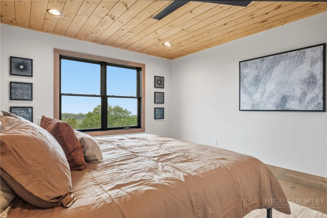 Image number 16 for the current listing