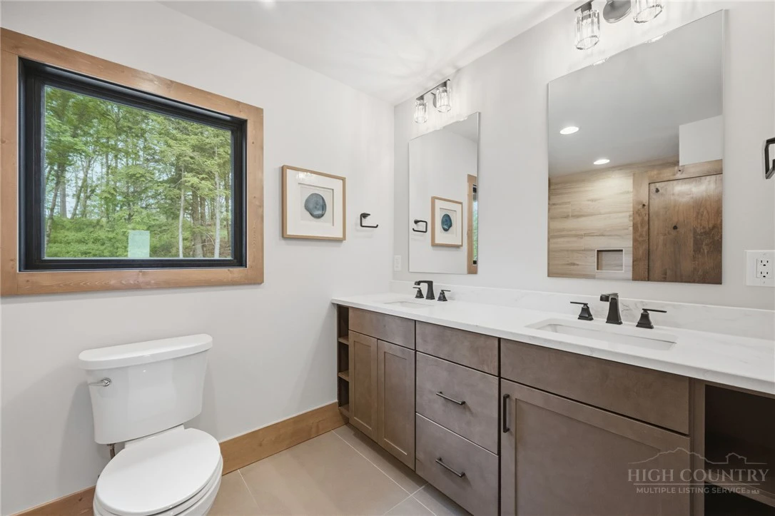 Image number 21 for the current listing