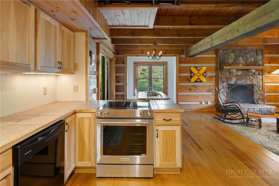 Image number 14 for the current listing