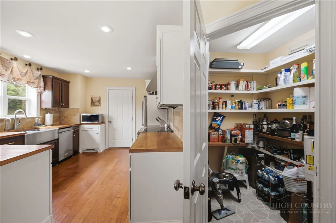 Image number 15 for the current listing