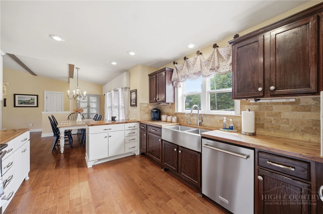 Image number 11 for the current listing