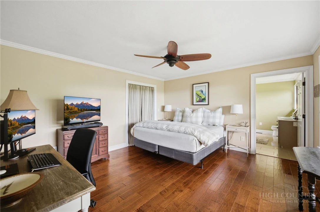 Image number 19 for the current listing