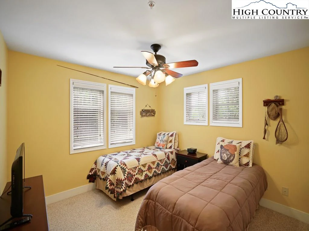 Image number 4 for the current listing