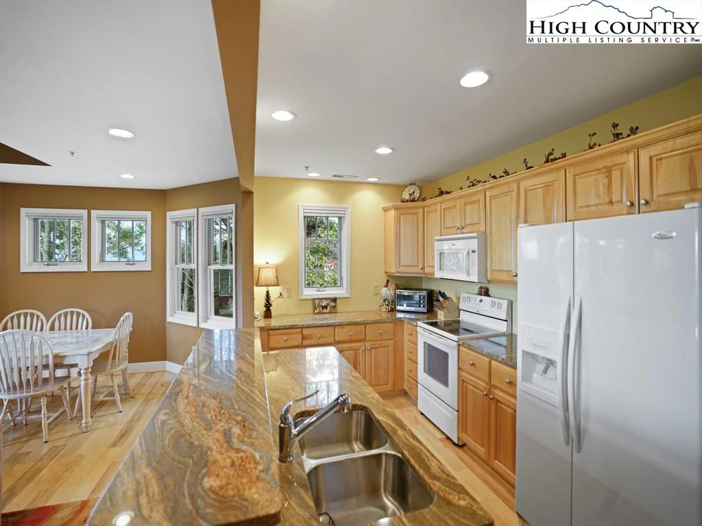 Image number 14 for the current listing