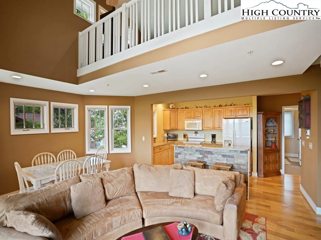 Image number 9 for the current listing