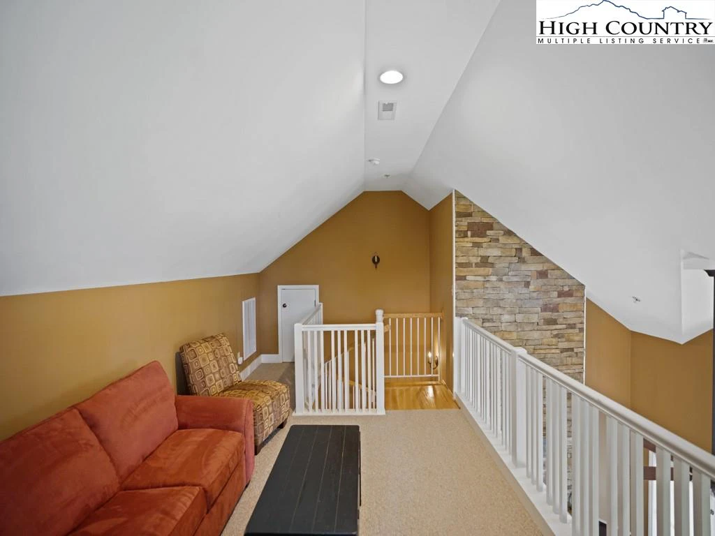 Image number 4 for the current listing