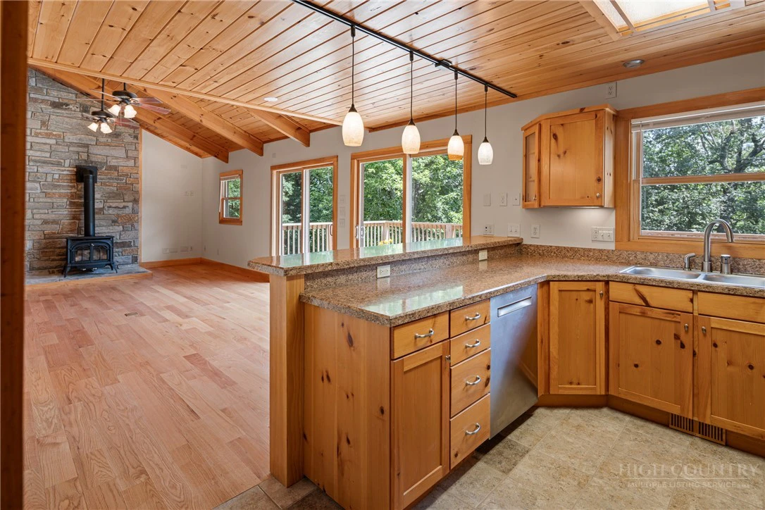 Image number 13 for the current listing