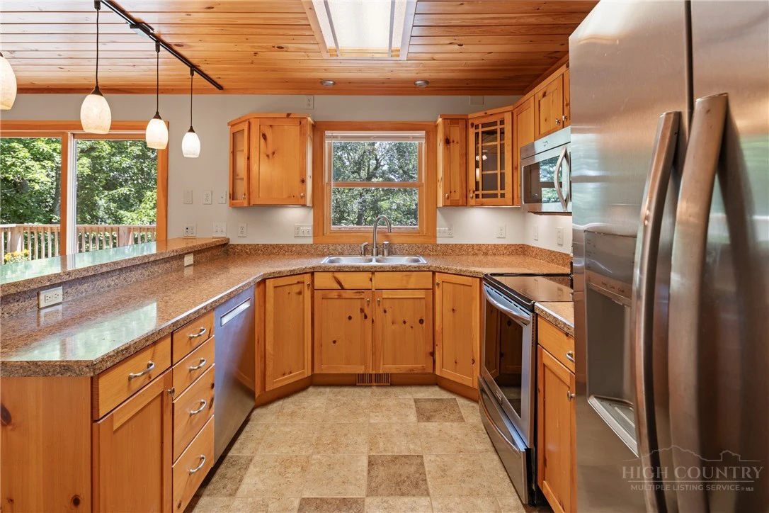 Image number 14 for the current listing