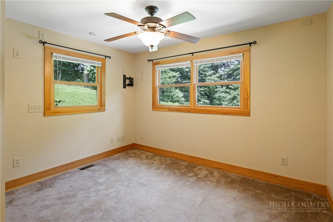 Image number 20 for the current listing