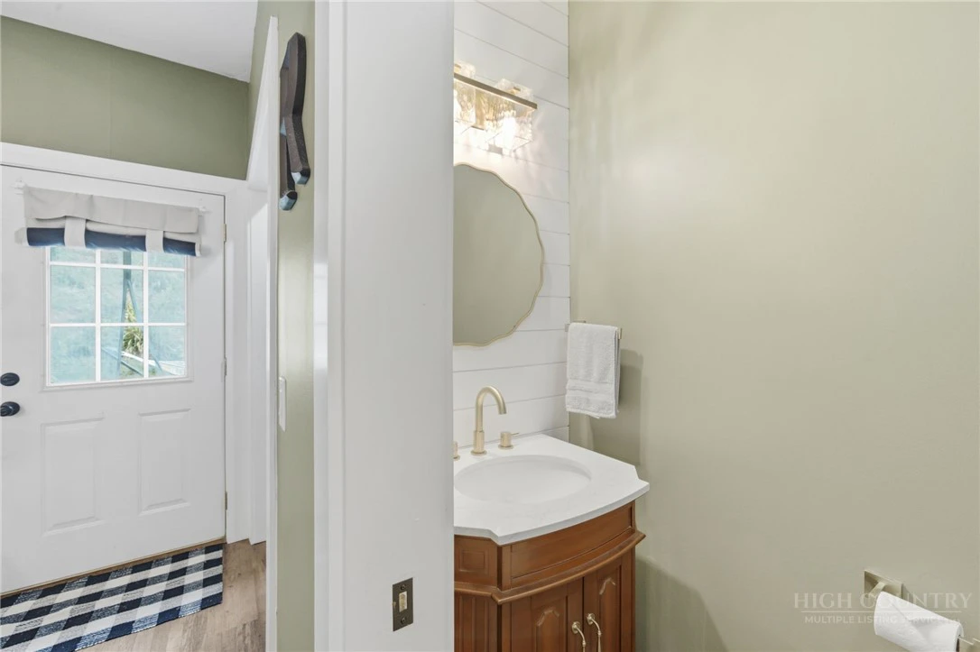 Image number 14 for the current listing