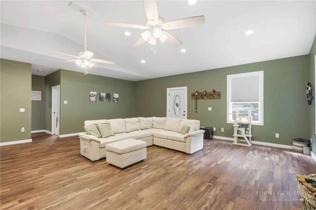 Image number 3 for the current listing