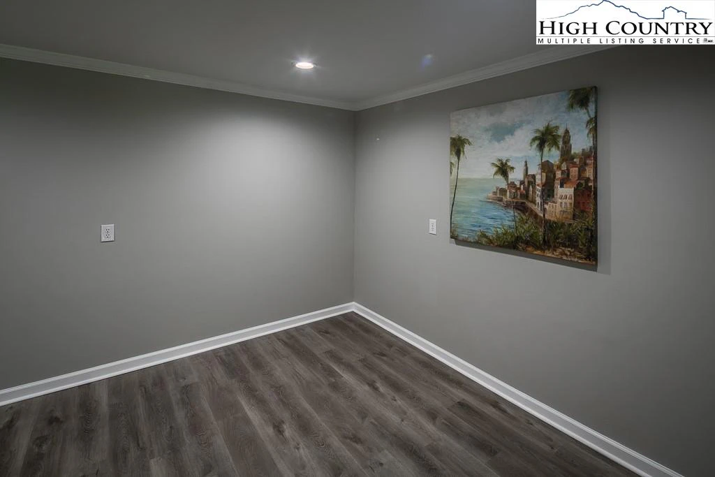 Image number 13 for the current listing