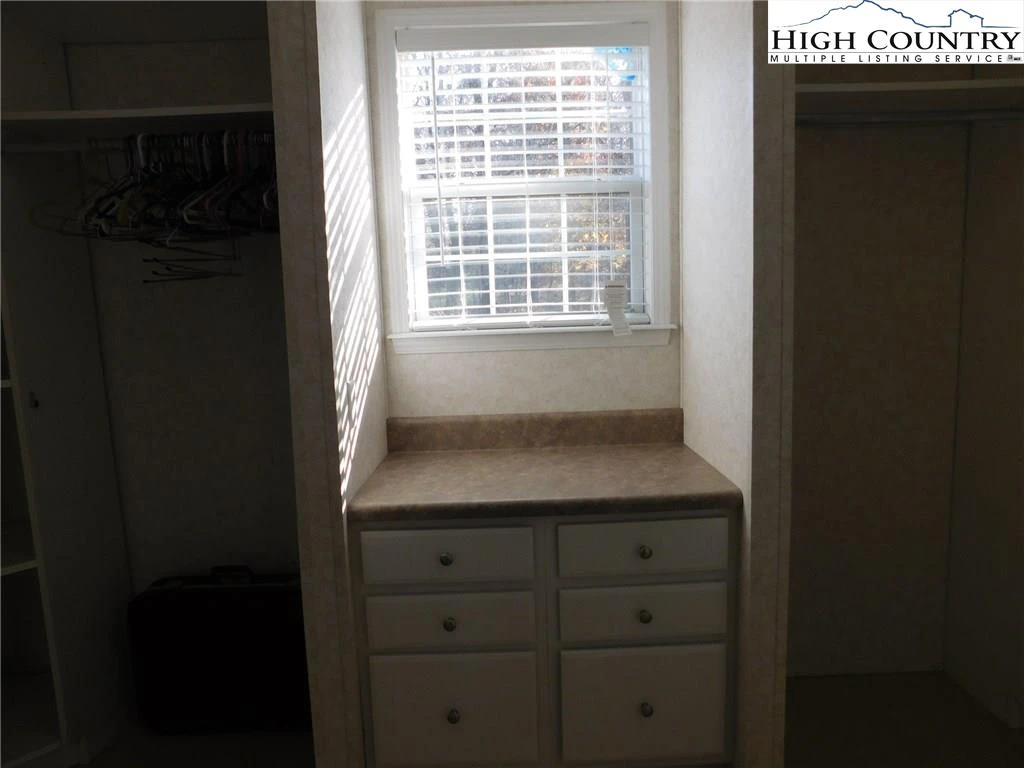 Image number 19 for the current listing