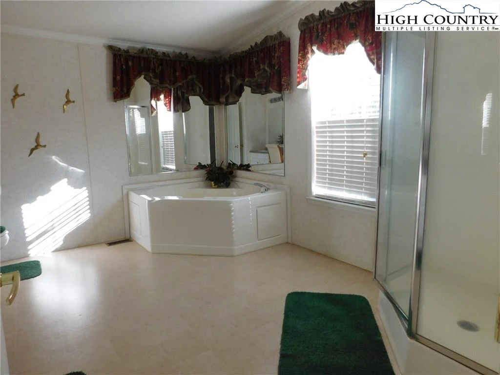 Image number 18 for the current listing